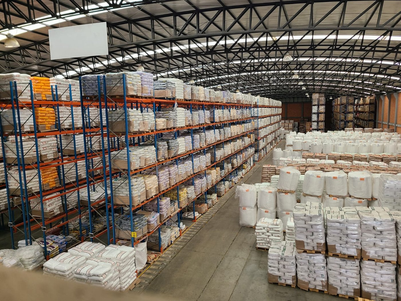 Bodega Tractocar — racks selectivos con carga al granel